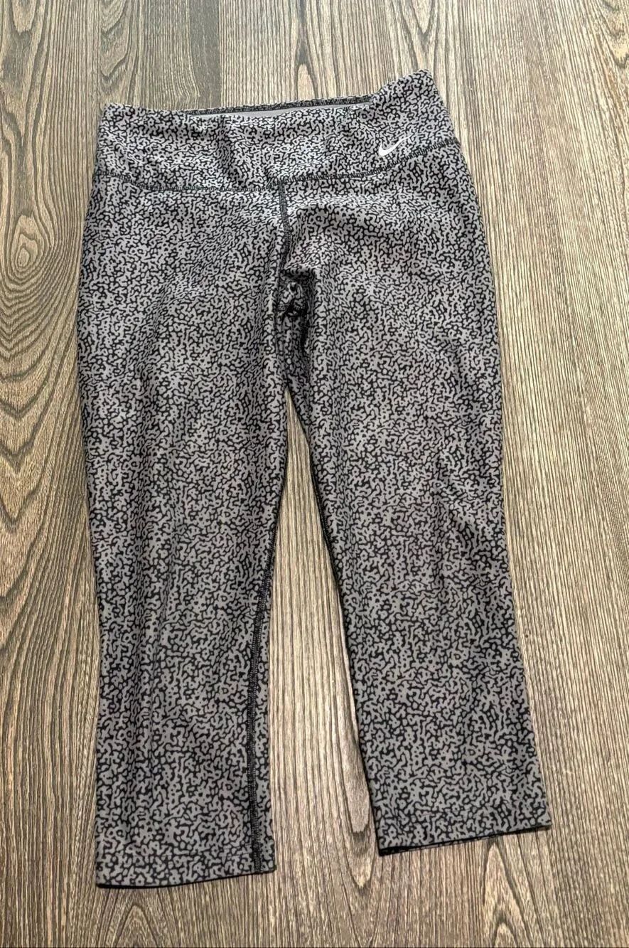 Nike Womens Legend Capri Leggings Dri-Fit Printed Stretch Crop Gray Black Size S